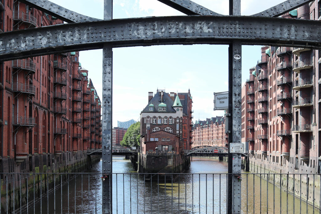 Die Hamburger Speicherstadt mit ihrer Backstein-Architektur und Fleeten