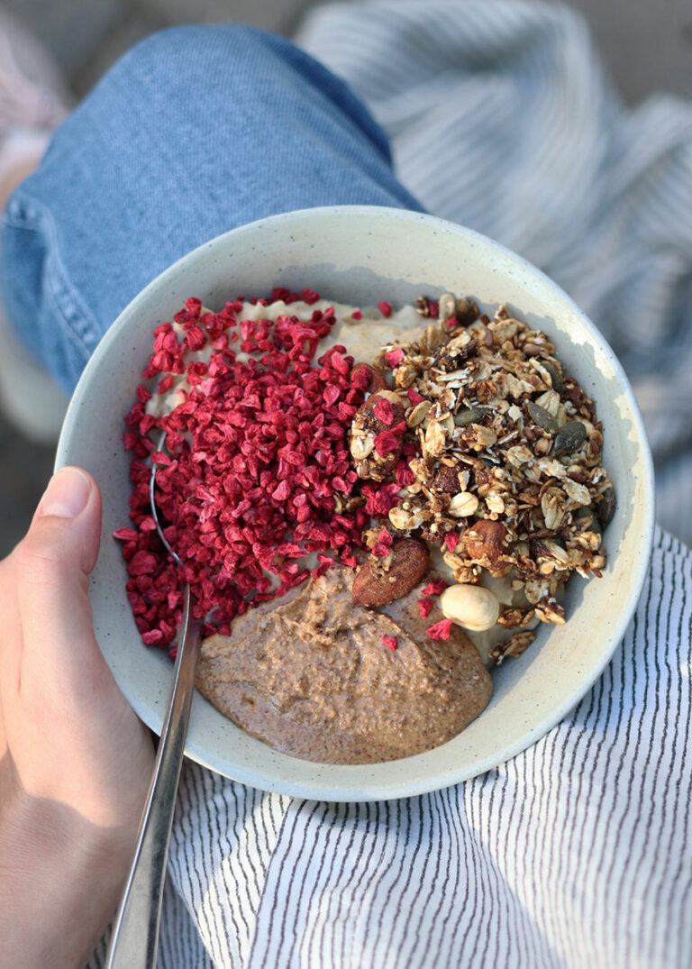 Eine Schüssel Porridge mit Toppings