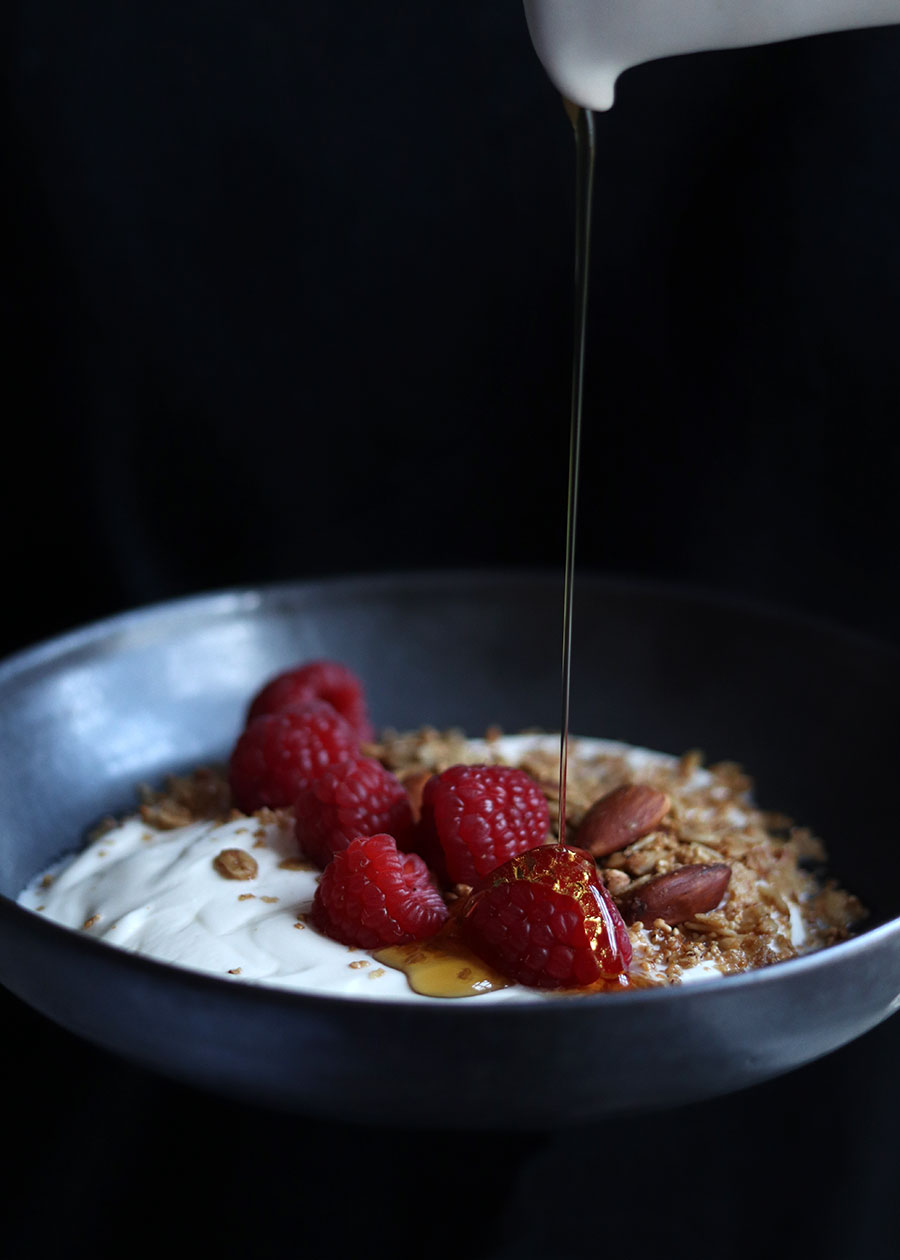 Joghurt mit Himbeeren, Früchten und Ahornsirup