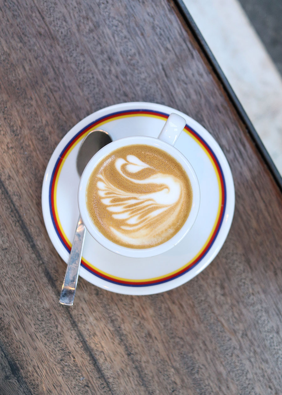 Italienischer Cappuccino trifft Latte Art