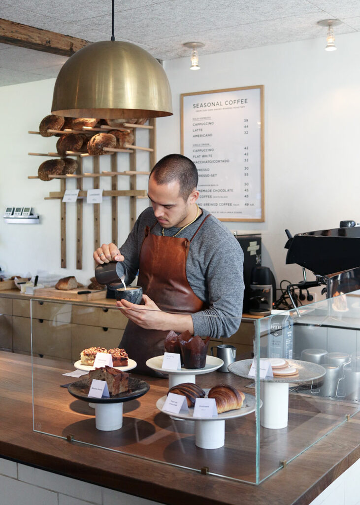 Barista bei der Arbeit in einem dänischen Café