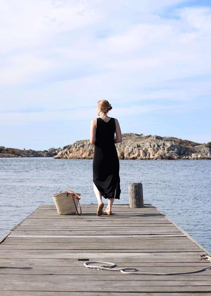 Eine Frau steht auf einem Steg am Meer