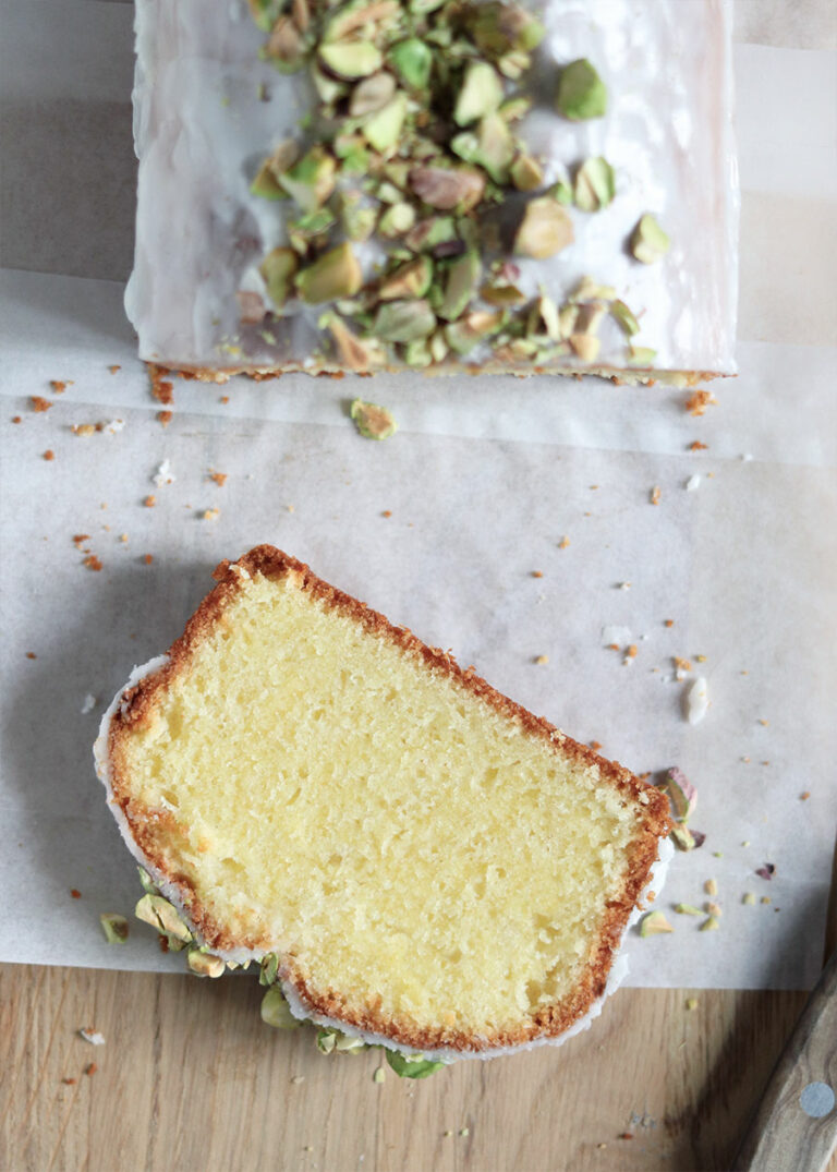 Foodfotografie eines Kuchens mit Glasur und Pistazien