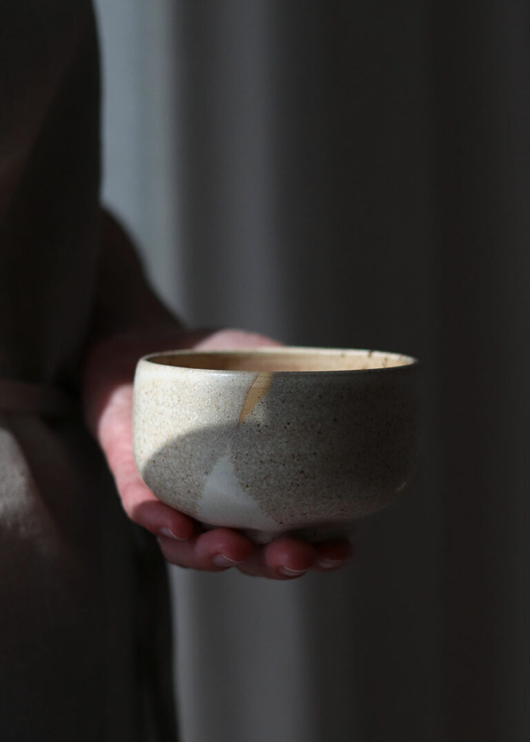 Eine Hand hält eine Keramikschale