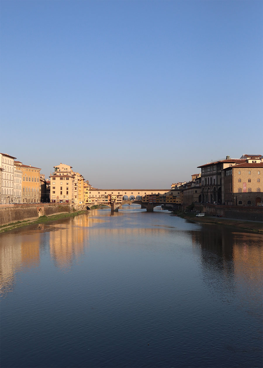 Eine alte Florentiner Brücke im Morgenlicht