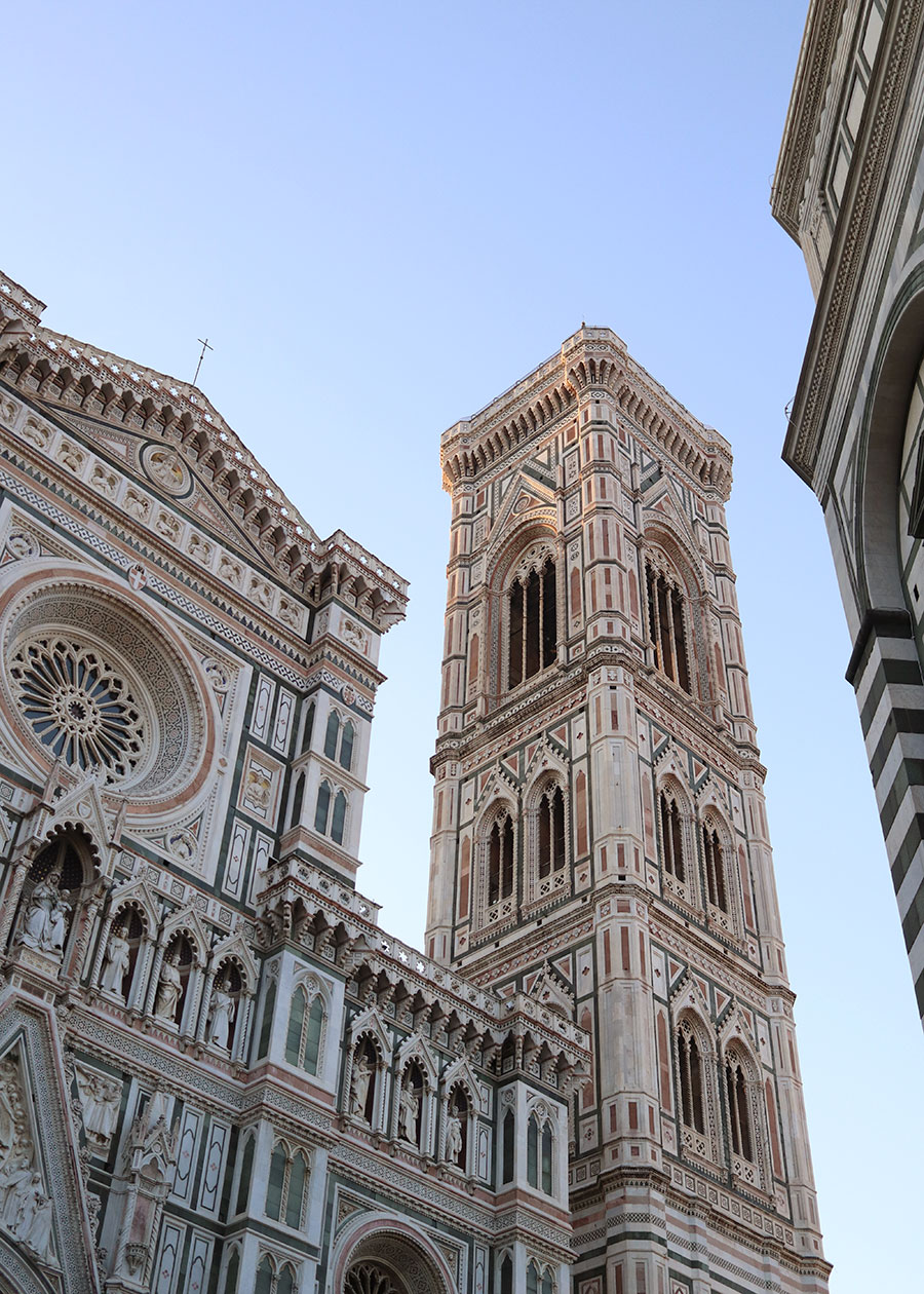 Ein Detail der Fassade der Cattedrale du Santa Maria del Fiore in Florenz