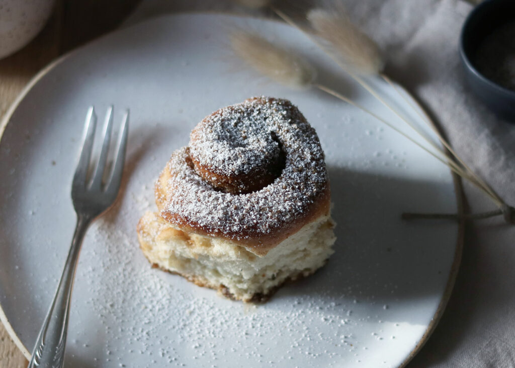 Foodfotografie einer schwedischen Zimtschnecke auf einem Keramikteller