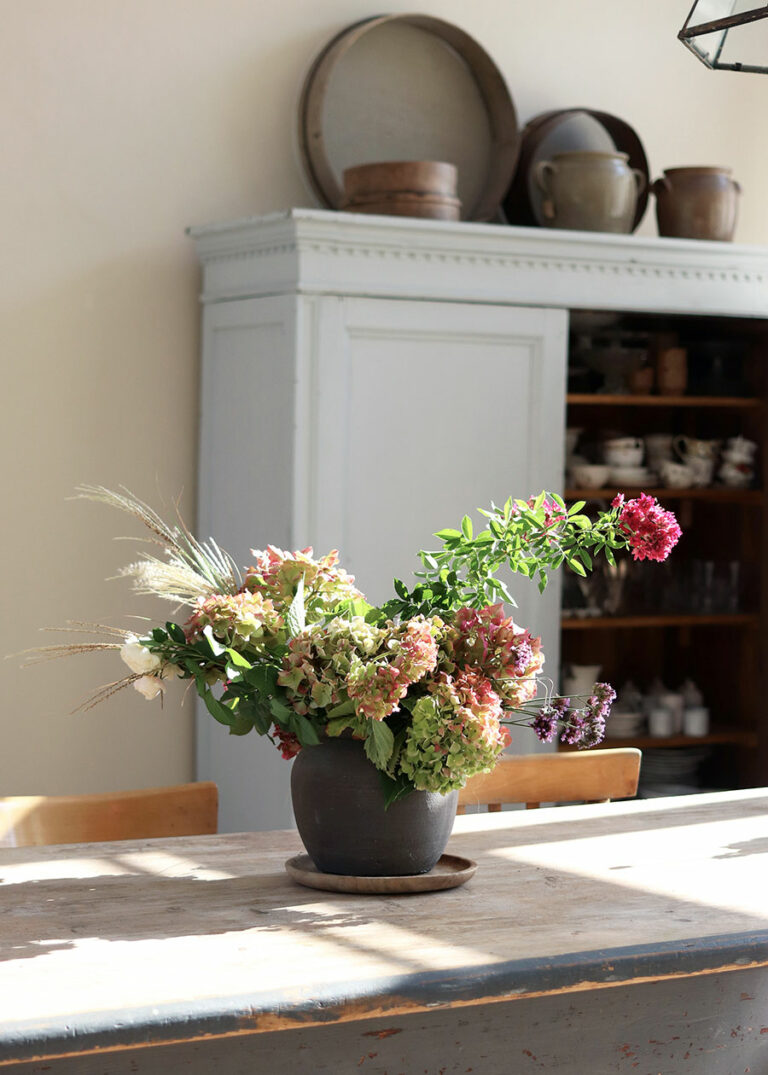 Ein üppiges Blumenarrangement auf einem Holztisch