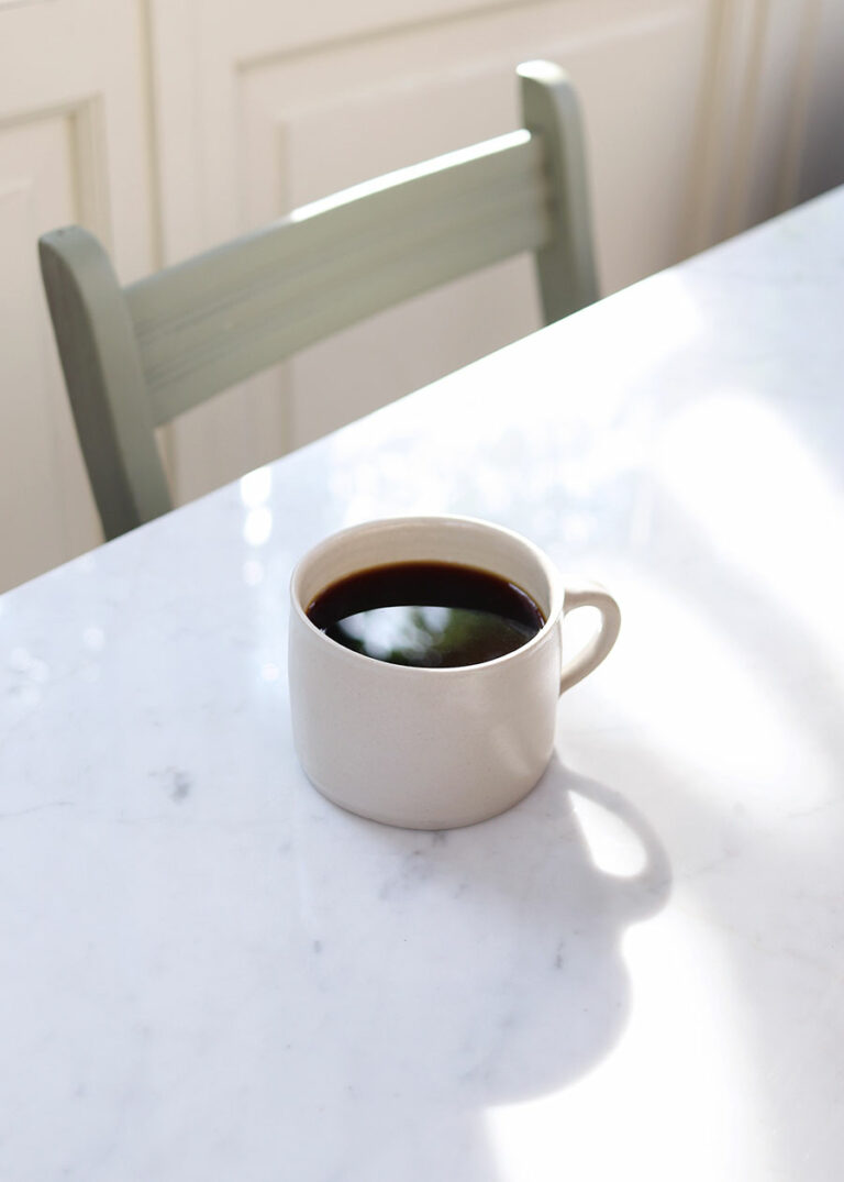 Eine Tasse Kaffee auf einem weißen Marmortisch