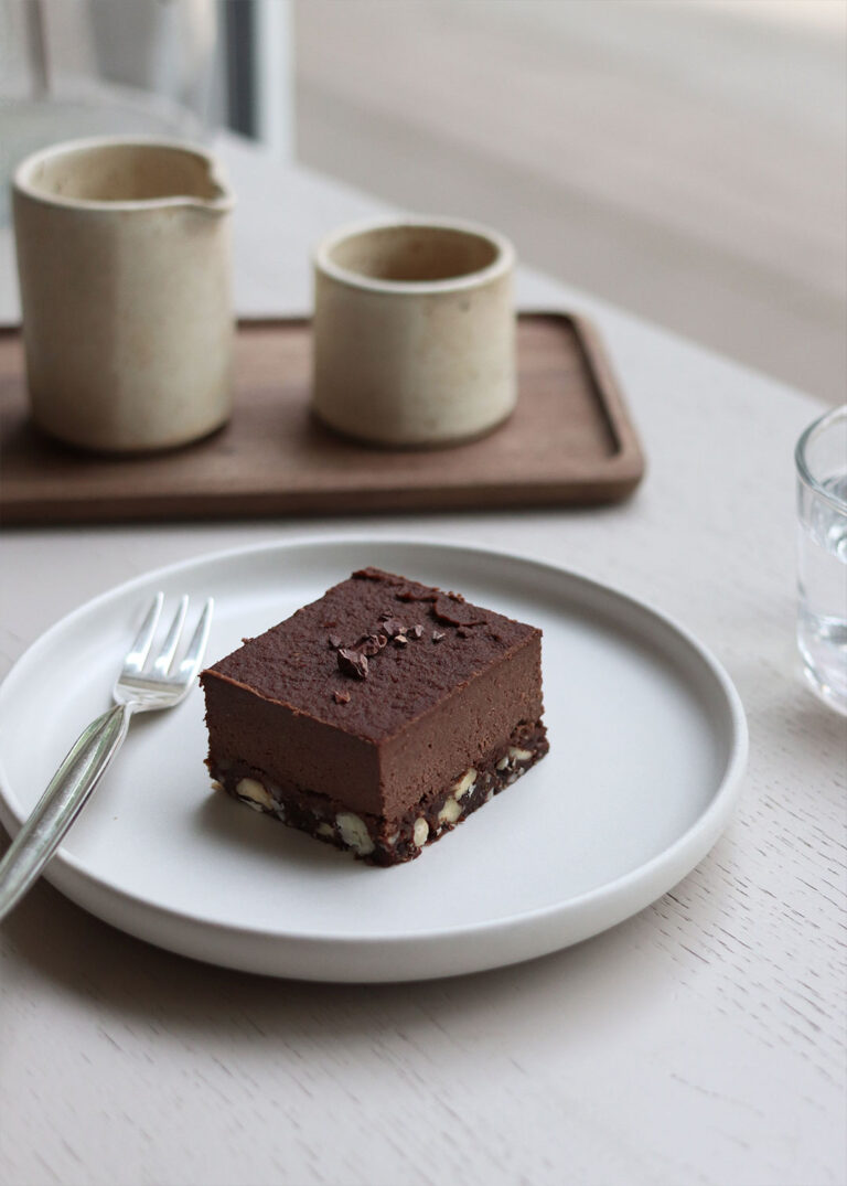 Ein Stück Kuchen auf einem Teller - eingebettet in ein Café-Ambiente