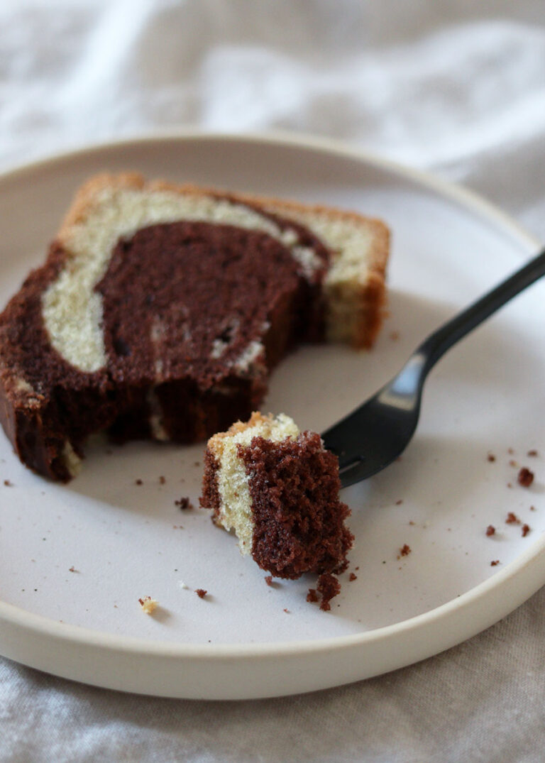 Ein Stück Kuchen liegt auf einem hellen Teller