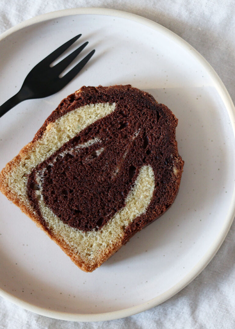 Ein Stück Kuchen liegt auf einem hellen Teller