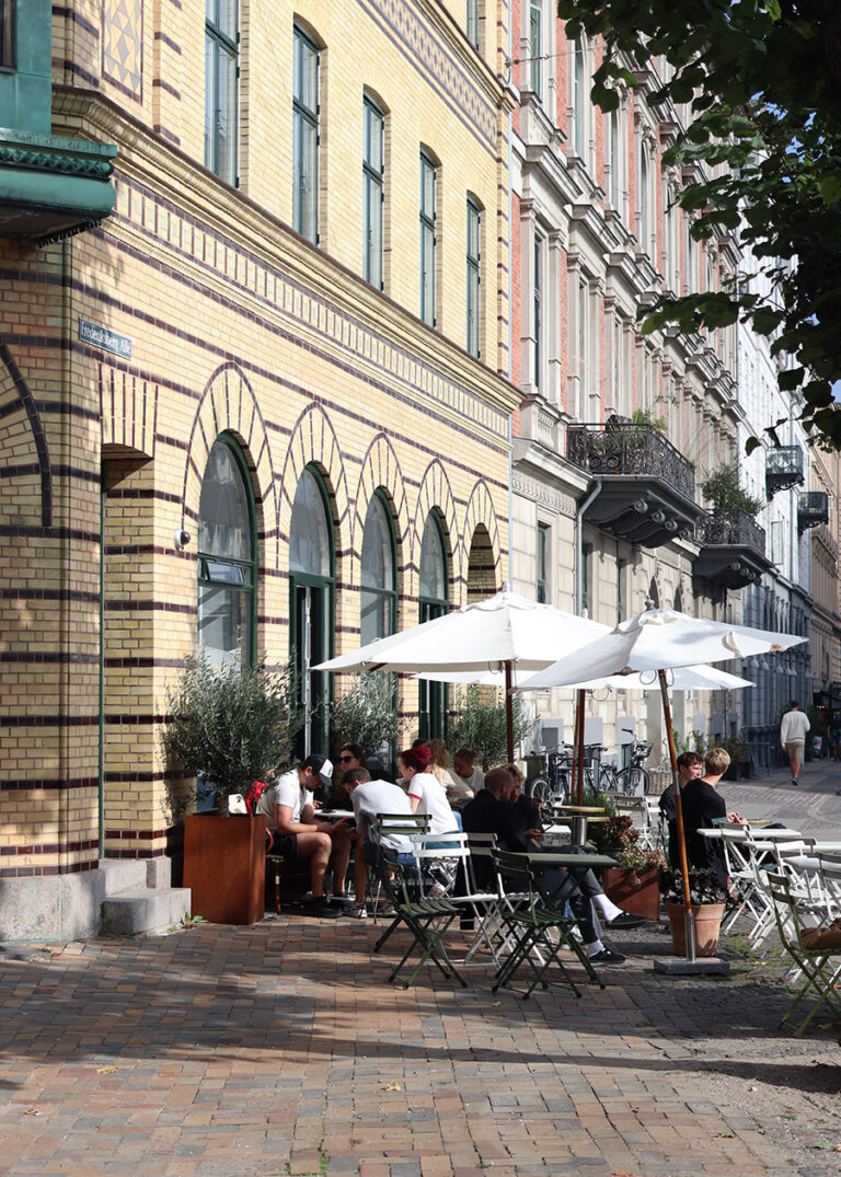 Auf der Terrasse des Sonny in Frederiksberg lässt es sich herrlich sitzen und Kopenhagen-Atmosphäre aufsaugen