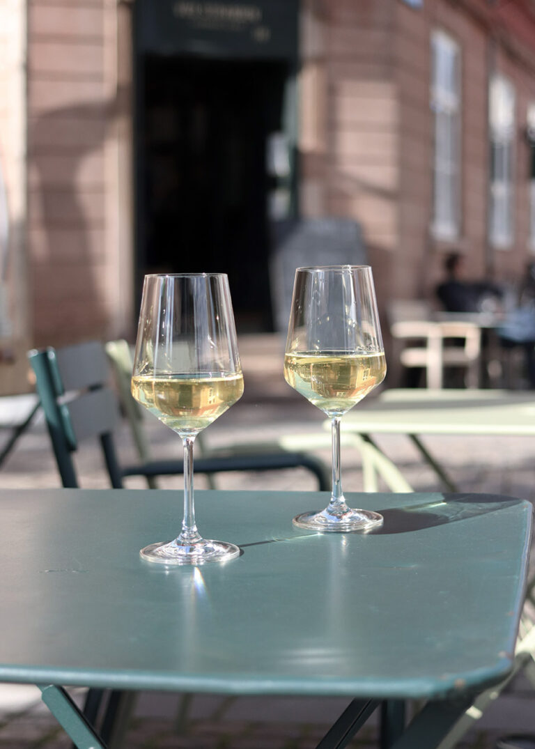 Zwei Gläser Weißwein in der Sonne