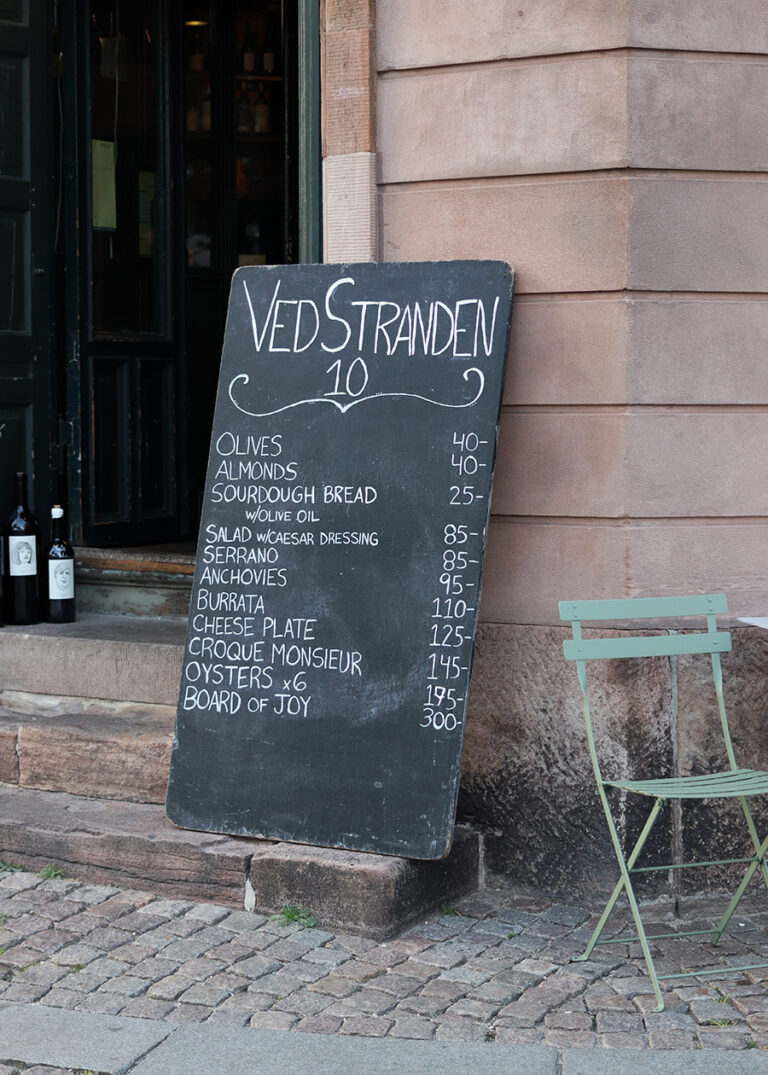 Eine Menütafel steht am Eingang der Weinbar Ved Stranden in Kopenhagen